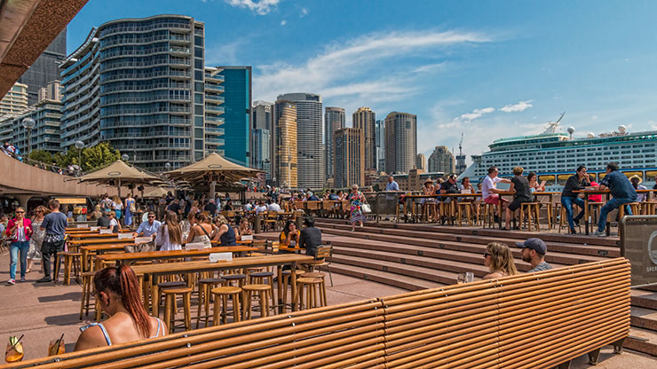 THE WATERFRONT DISTRICT SURROUNDED THE OPERA HOUSE SYDNEY / AUSTRALIA